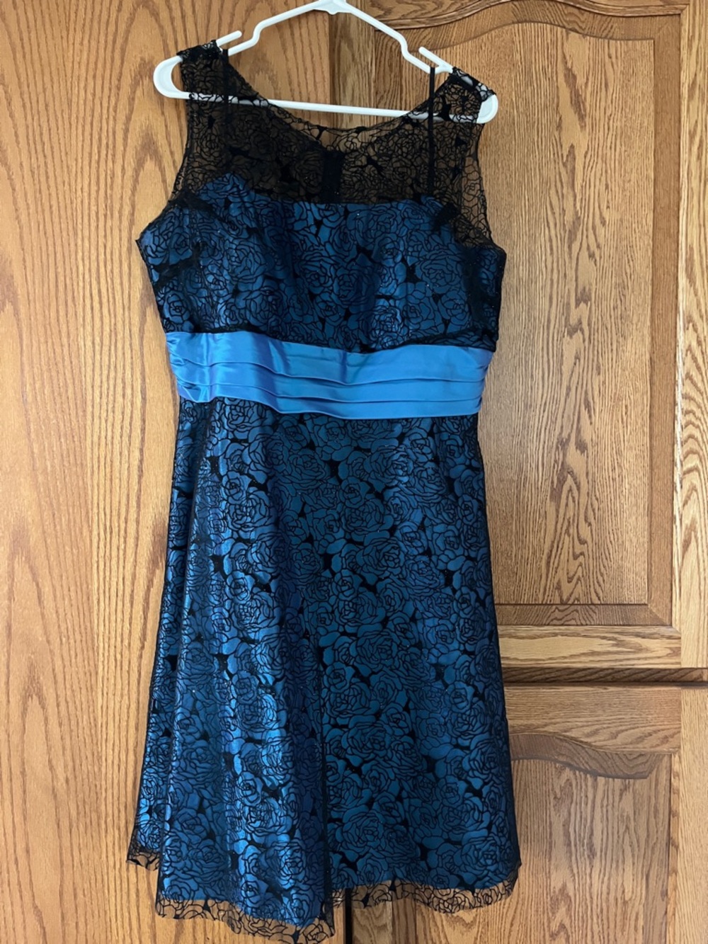 Sleeveless Lace Overlay Blue Evening Dress with Satin Waistband